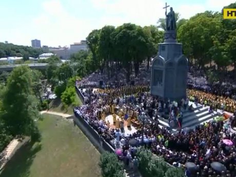 Сегодня накануне Дня крещения Руси сотни верующих приехали в Киев