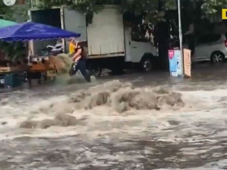 Кратковременный, но мощный ливень накрыл столицу