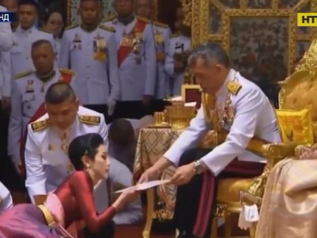 Король Таїланду офіційно завів коханку