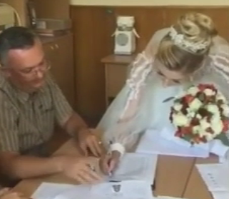 На Закарпатье невеста в свадебном платье пришла сдавать экзамены на поступление в вуз