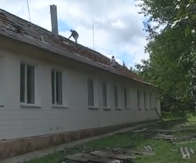 Сорванные крыши и поваленные деревья - последствия непогоды в Ровенской области