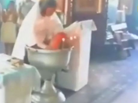 Священник в России едва не покалечил ребенка во время крещения
