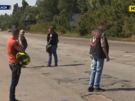 Поблизу Черкас нічийна дорога вбиває водіїв