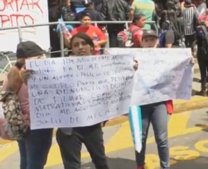 Сотни людей в Мехико выступают против произвола полицейских