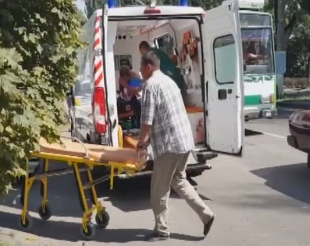 В Николаеве машина налетела на мать с дочкой на тротуаре