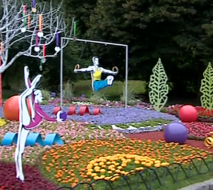 Певческое поле в Киеве украсили тысячами разных цветов