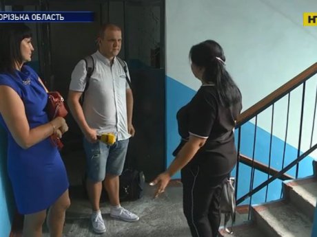 В Запорожской области мужчина в медицинской маске бросил в женщину банку с кисолотою