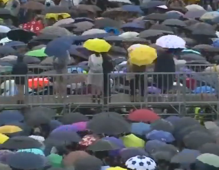 Рекордное количество митингующих вышла на марш в Гонконге