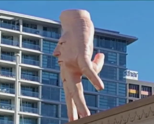 В Новой Зеландии на крыше галереи установили 5 метровую человеческую руку