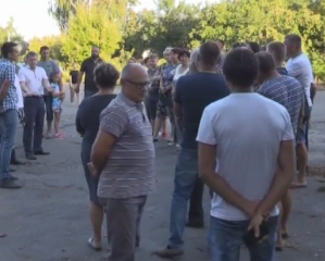 Жители Черкасской области вышли на акцию протеста против предприятия по переработке курятины