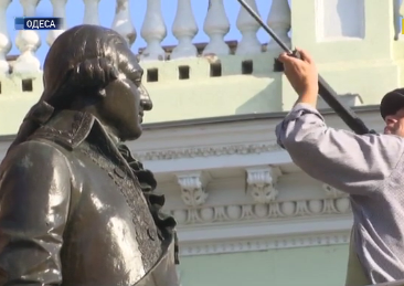 Накануне 225-летия Одессы краеведы вымыли главные памятники города