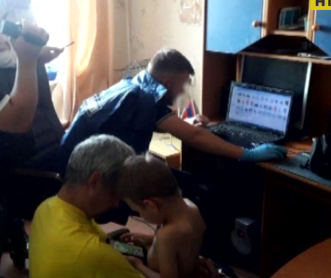 На Київщині кіберполіція затримала чоловіка, який знімав своїх дітей у порнографічних роликах