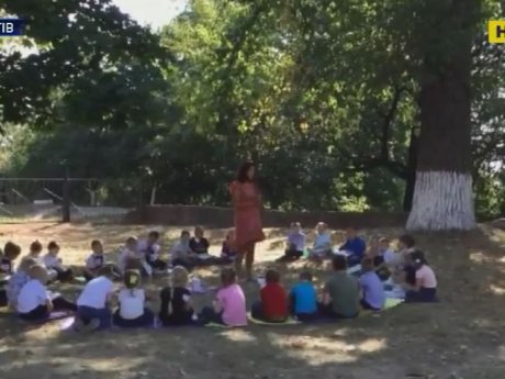 В Чернигове ученики из-за жары в школьных классах учатся на ковриках под открытым небом