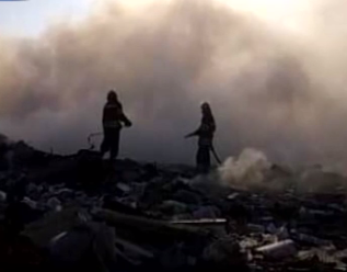 Под Киевом второй день горит стихийная свалка