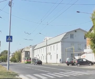В Харькове на пешеходном переходе водитель БМВ сбил женщину и скрылся