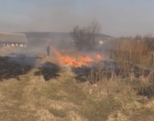Спасатели третий день тушат пожар на стихийной свалке возле аэропорта "Борисполь"