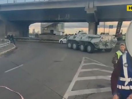 В Киеве мужчина угрожает взорвать мост Метро
