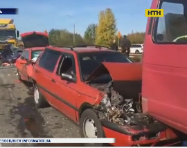 Одразу 9 автомобілів протаранили один одного під Києвом