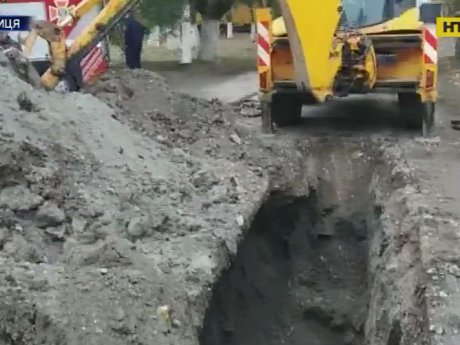 В Виннице мужчина во время копания траншеи оказался под тоннами земли