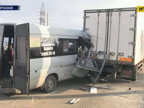 В Запорожье маршрутка на скорости влетела в грузовик