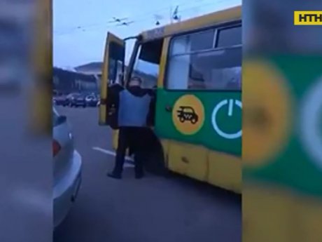 В Киеве водитель маршрутки устроил туалет возле рабочего места