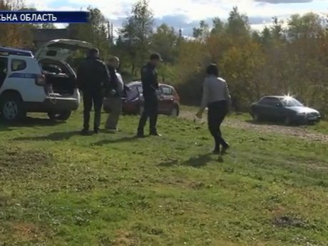 На Львівщині поліцейські стріляли в п'яницю, який накинувся на них із сокирою