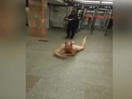 Только одетыми и в обуви хотят видеть пассажиров в столичном метрополитене