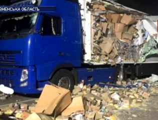 1 людина загинула внаслідок зіткнення двох вантажівок на Рівненщині