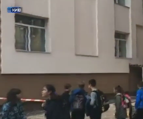В Киеве 7-классница выпрыгнула из окна четвертого этажа школы