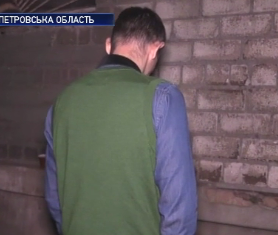 Неадекватный мужчина терроризирует целую семью в Днепропетровской области