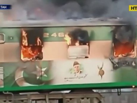 74 пассажира заживо сгорели в поезде в Пакистане