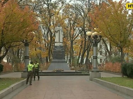 У Києві вандали розмалювали пам'ятник генералу Ватутіну