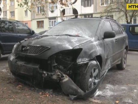 У Рівному молодик підпалив чужого лексуса й загорівся сам