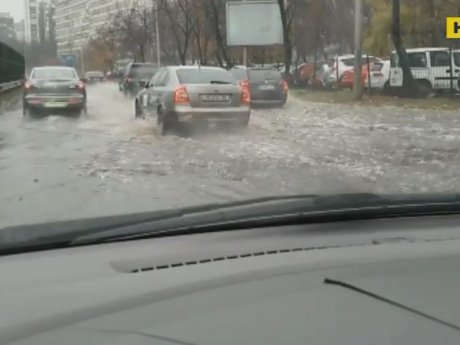 Ливень парализовал движение в столице
