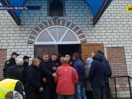 У селі Мащі на Рівненщині невідомі чоловіки зламали двері храму та вдерлися всередину