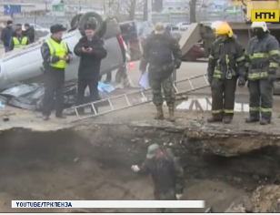 В Пензе автомобиль на парковке упал в огромную пропасть с кипятком