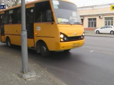 В Одессе пассажирка выпала из салона автобуса во время движения