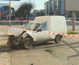 В Виннице автомобиль съехал с проезжей части и влетел в многоэтажку