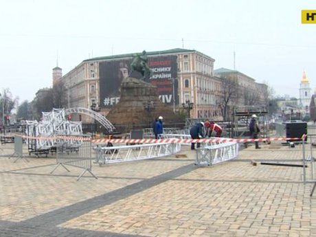 У Києві на Софійській площі почали встановлювати головну новорічну ялинку