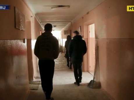 Студенты Черновицкого университета показали ужасные условия жизни в общежитии