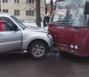 У Cумах автобус с пасажирами зіткнувся з двома позашляховиками