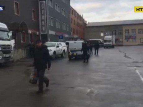 В Ровно на двери предприятия, которое занимается торговлей нефтепродуктами, повесили гранату