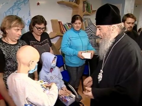 До маленьких пацієнтів інституту раку завітав Блаженіший Митрополит київський та всієї України Онуфрій