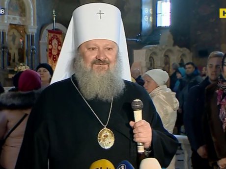 Сотни верующих пришли в Киево-Печерскую лавру на торжественный молебен