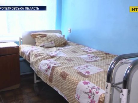 На Днепропетровщине медики привязали пациента к кровати и не давали ни есть, ни пить