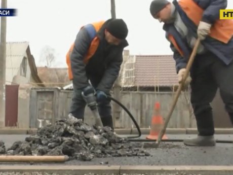 У Черкасах заасфальтували півсотні люків