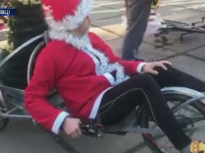 Понад два десятки переодягнених велосипедистів у новорічних костюмах проїхались Чернівцями