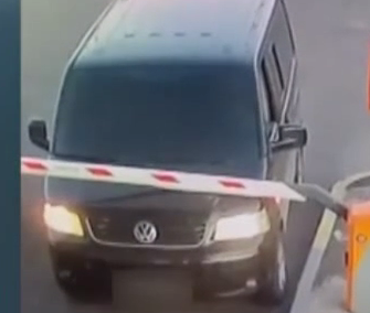 В Одессе водитель микроавтобуса снес шлагбаум и ворвался в международный аэропорт