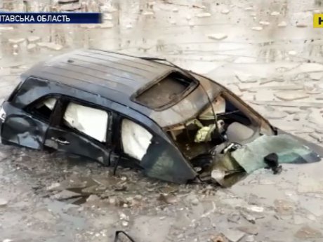 На Полтавщине авто вылетело с дороги в водоем