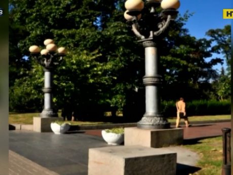 Зі столичного Маріїнського парку після реставрації зникли оригінальні ліхтарі
